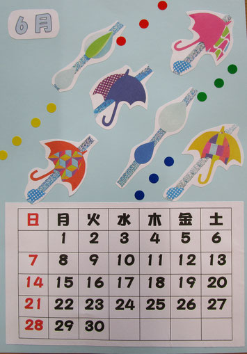 6月のカレンダーは色とりどりの傘。梅雨ですね。