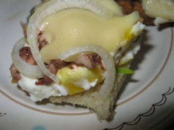 Быстрый бутербродик с жареным яйцом,сыром и мясной тушёнкой.