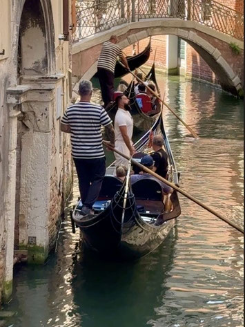 Da zieht sie weiter - meine Gondel, meine Musik, mein Blick in die Augen - der perfekte Venedig-Moment