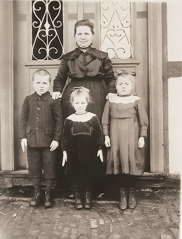 Die Witwe Elisabeth Struwe mit ihren Kindern (v.l.n.r.:) Josef, Anna Maria und Aloysia (Foto um 1924)