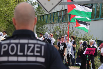 Solidaritetsdemo ved retssagens start foran fængselskomplekset Stammheim i Stuttgart