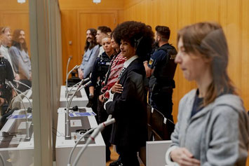 De fem aktivister ved retssagen start idag