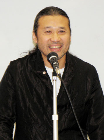 食べるラー油の商品開発した経緯を語る辺銀暁峰さん