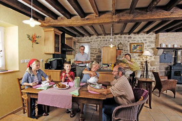 Cuisine contemporaine intégrée avec bar, équipement fonctionnel table de cuisson gaz 4 feux, fours à pyrolyse et micro-ondes, réfrigérateur-congélateur, hotte, lave vaiselle, grille pain, cafetière