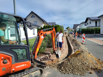 Subunternehmen verkabeln im Auftrag der Telekom die Kernstadt Borgentreich. Foto: Hubertus Hartmann