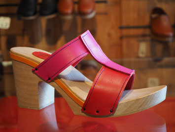 sabots d'été à haut talon pour femme réalisé en cuir sur semelles bois à la main par un maître artisan sabotier, en 3 couleurs : rouge, fuchsia et orange.