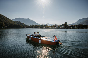 Schifffahrt mit der Familie am Wolfgangsee – Boot auf dem See mit Bergkulisse im Salzkammergut