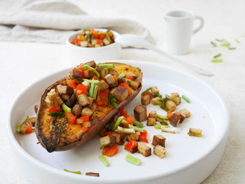 Gebackene Süßkartoffel mit Räuchertofu und Gemüse