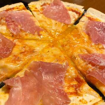 72. ビスマルク風ピッツァ(生ハム+とろとろ卵) 〜トマトソースベース〜 1,400円