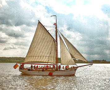 Der Ewer Gloria auf der Elbe vor Glückstadt