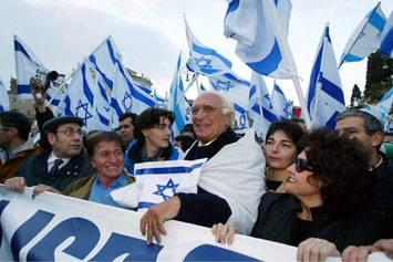 In una manifestazione del 2002 a Roma in favoro del popolo di Israele