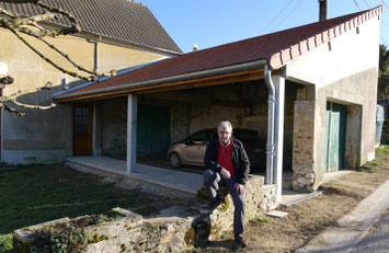 Georges Verdoolaeghe devant le préau de la mairie de Montigny-lès-Condé.