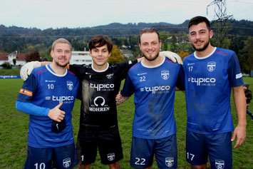 Die blau weißen Torschützen Maccani, Rupp & Feldkircher mit Tormann Sandro Eichhübl