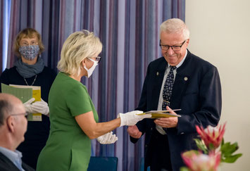 ©Staatsministerin Barbara Klepsch überreicht die Ehrenamts-Auszeichnung (unter Corona-Bedingungen). Foto: Michael Schmidt, SMWK Sachsen.