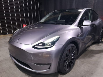 Tesla Model Y Performance in der neuen "Quicksilver"-Lackierung