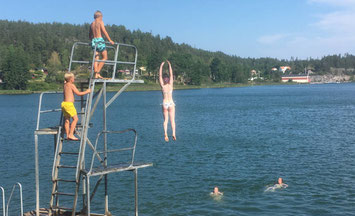 Kinder beim Baden
