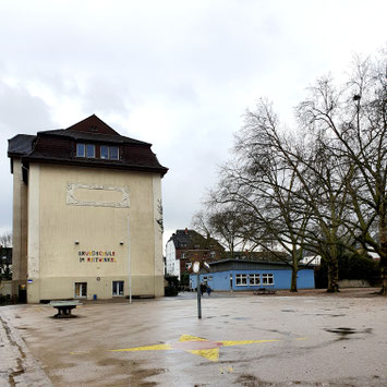 Schulhof der Grundschule Im Reitwinkel, rechts im Bild die drei Platanen, um die es in der Petition geht.