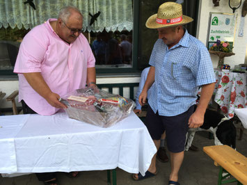 Rudi Pichlmeier bei der Beurteilung der „Mitbringsel“.