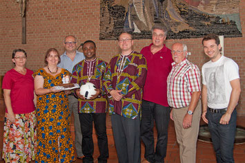 Kaplan Paulinus mit Pfarrer Mag. Anton Hofmarcher und Mitgliedern der Pfarrgemeinde. Roswitha Moser, Maria Gisela Wawerda, Jürgen Übl, Kaplan Paulinus, Pfarrer Hofmarcher, DI Dr. Friedrich Gerstl, Gerhard Holnsteiner, DI Mario Flitsch. Foto: zVg