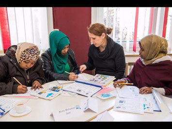 Friederike Heinl unterstützt mit 50 weiteren ehrenamtlichen Helfern das Flüchtlingsprojekt im Osten Gießens. // Foto: Friese