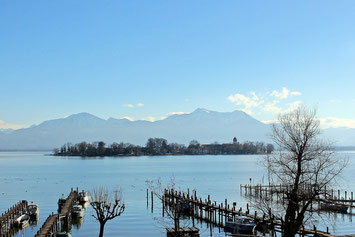 Auch auf der Fraueninsel im Chiemsee gibt es in diesem Jahr wieder einen Christkindlmarkt (Symbolbild; Foto: pixabay.com / Antranias)