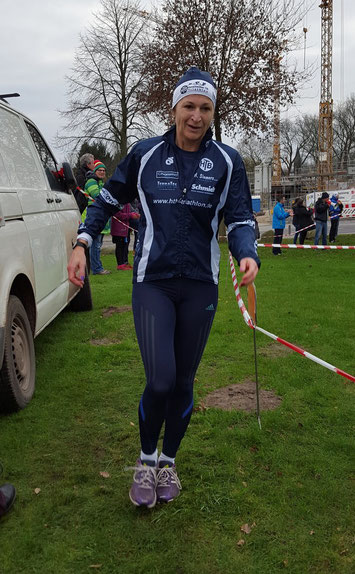Sabine Drews steht ihren Töchtern in nichts nach und trägt das Harpstedter BlauWeiss über 6,4 km ins Ziel.