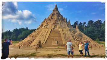 Sandskulpturen Festival in Binz präsentiert die größte Sandburg der Welt