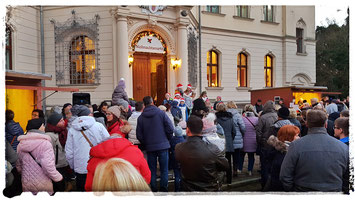Am 4. Advent ist das Schloss Ralswiek die perfekte Kulisse eines Weihnachtsmarktes Rügens
