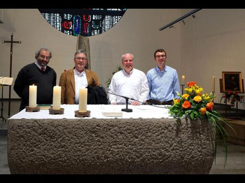 Auch am Altar gibt es eine Premiere: Die Feier gestalten die Pfarrer Peter Willared, Klaus F. Pötz, Matthias Schmid und Dr. Gabriel Brand (von links) gemeinsam. Foto: Jung