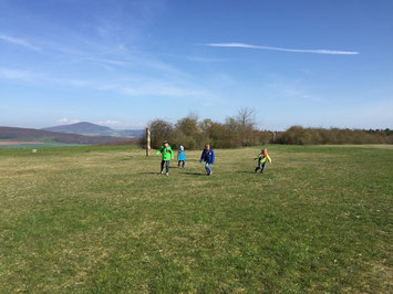 Bild der Hoffnung: Kinder aus Ost und West spielen auf dem ehemaligen Todesstreifen. // Foto: Gömmer