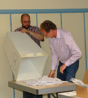 Wahlhelfer Ingmar Bartsch und Uwe Dielmann leeren die Wahlurne