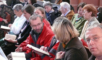 Gemeinsamer Gottesdienstbesuch im Wetzlarer Dom. // Foto: Gömmer