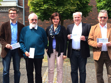 Pfr. Brand (Ev. Andreasgemeinde), KV-Vorsitzender Habermehl (Ev. Wicherngemeinde), Designerin Eva Saarbourg, Pfr. Schmid (St. Thomas Morus), Pfr. Pötz (Ev. Luthergemeinde) - vlnr. (Foto: Gömmer)