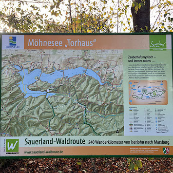 Schild mit Wanderrouten im der Sauerland-Waldroute - Startpunkt Möhnesee Torhaus