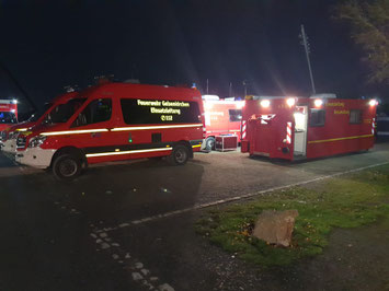 In der Spitze waren rund 50 Einsatzkräfte der Berufs- und Freiwilligen Feuerwehr im Einsatz Foto: Feuerwehr Gelsenkirchen