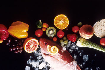 Un échantillon, présenté sur un fond noir, d'aliments animaux (poisson) et végétaux frais (fruits et légumes)
