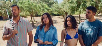 L'avocat parisien Philippe Trousselard (Laurent Lafitte), sa femme actrice Laurence (Élodie Bouchez), leur fille Garance (Noée Abita) et son petit ami Mehdi (Sami Outalbali) passent des vacances dans leur propriété du sud de la France (©Tandem Films).