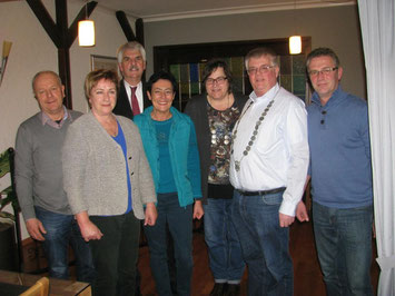 Foto von links. Bürgermeister Holger Barkowsky, MdB Karin Evers-Meyer, MdL Holger Ansmann, Ratsfrau Christine Will, die diesjährigen Kohlkönige Barbara Moritz und Hansgeorg Hackfeld, Vorsitzender Jörg Münkenwarf.