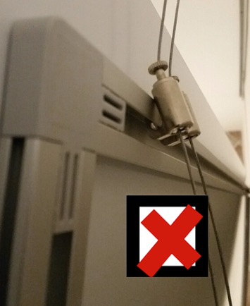 Warnhinweis Haken Galerieschienen