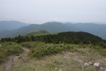 赤坂山までの縦走路を遠望