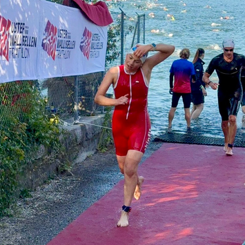 Ladina entsteigt dem Greifensee nach 1500m Schwimmen - am Ende wird sie 48. AK 18-34