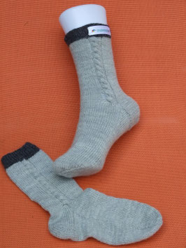 Kinder-Trachten-Stricksocken in hellgrau