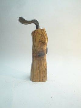 Pfeffermühle aus Olivenholz mit handgeschmiedeter Kurbel