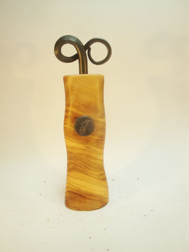 Pfeffermühle aus Olivenholz mit handgeschmiedeter Kurbel