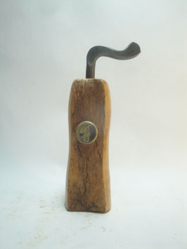 Pfeffermühle aus Olivenholz mit handgeschmiedeter Kurbel
