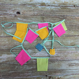Guirlande  porte photo de mini fanions en tissu rose jaune et vert