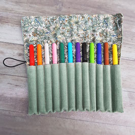 Trousse roulée en velours vert