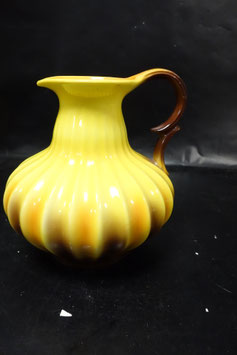 Antieke polychrome geel met bruin/oranje geglazuurde waterkan Mosa Maastricht