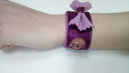 Bracelet cuir de veau violine irisée et dentelle et nœud papillon