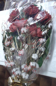 Mazzo con amaryllis, rami di cotone, grivillea dorata e foglie di monstera/roebellini